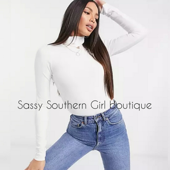 ⭐🆕 White mock neck  bodysuit - Picture 2 of 10